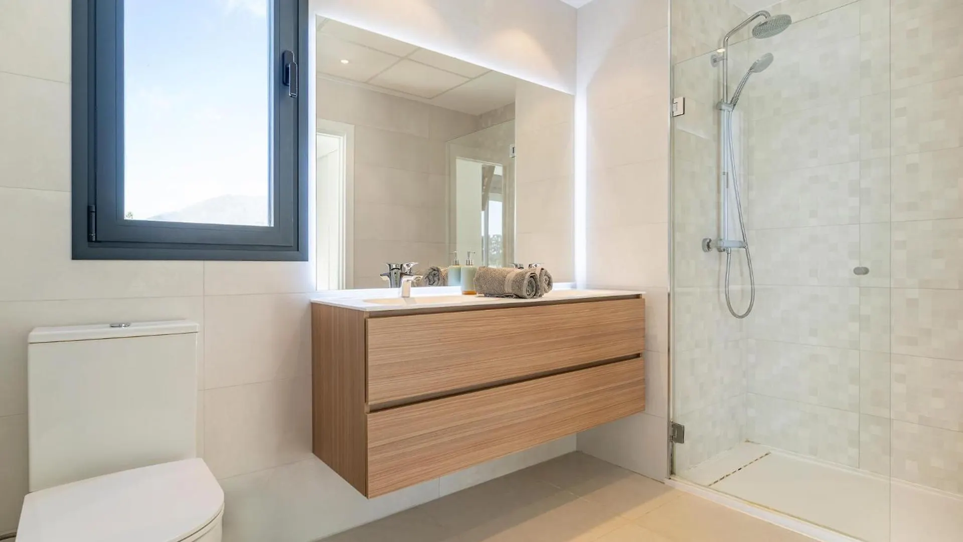 3 Bedroom Amazing Apartment In Estepona